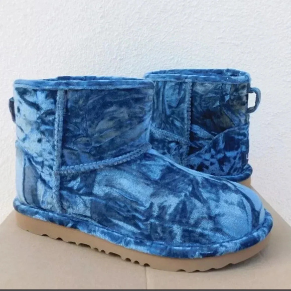 UGG BLUE CLASSIC MINI CRUSHED VELVET BOOTS, FITS WOMEN US 6-7  ~NEW - Picture 1 of 5